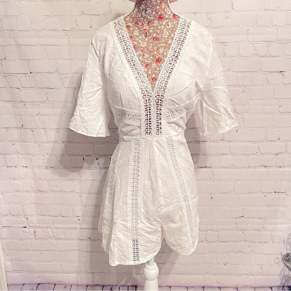 Embroidered Detailed White Romper - Picture 3 of 10